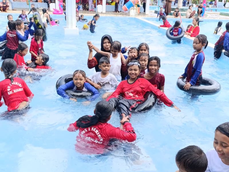 KEGIATAN REKREASI KE KOLAM RENANG