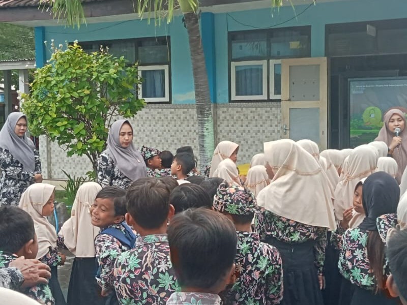 KEGIATAN LITERASI MENYIMAK ISI DONGENG