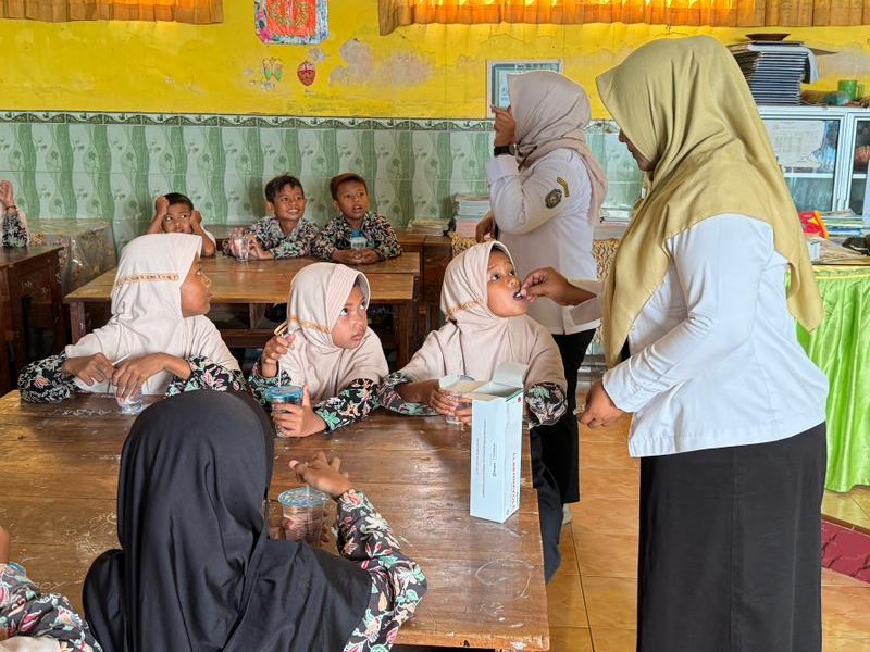 KEGIATAN PEMBERIAN OBAT CACING OLEH PUSKESMAS MANGARAN